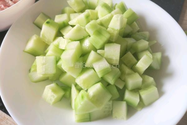 黄瓜肉丁的做法图解3