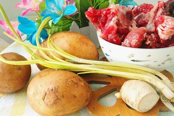 土豆牛骨汤的做法图解1