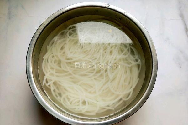 鱼香鸡蛋炒米粉的做法图解3