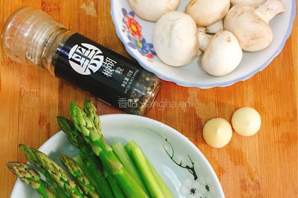 芦笋炒蘑菇的做法图解1