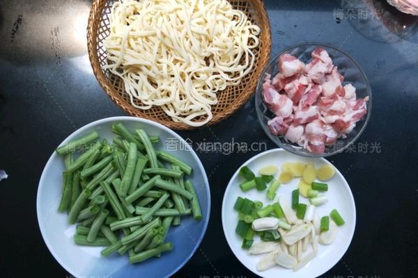 豆角焖面的做法图解1