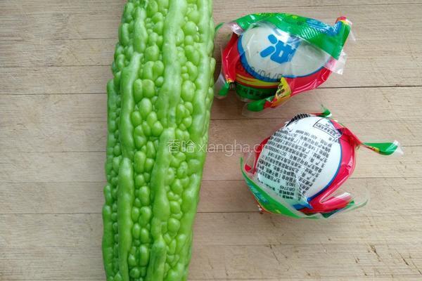 咸鸭蛋焗苦瓜的做法图解1