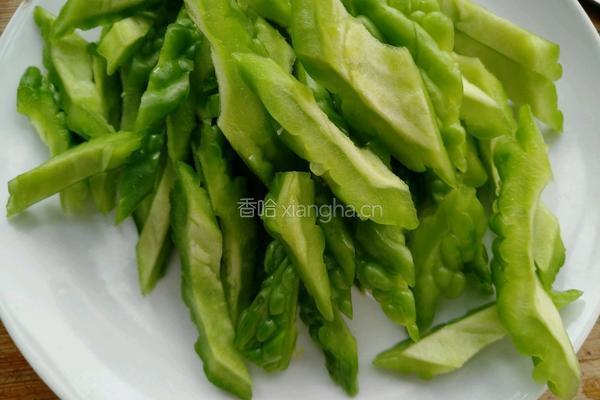 咸鸭蛋焗苦瓜的做法图解4