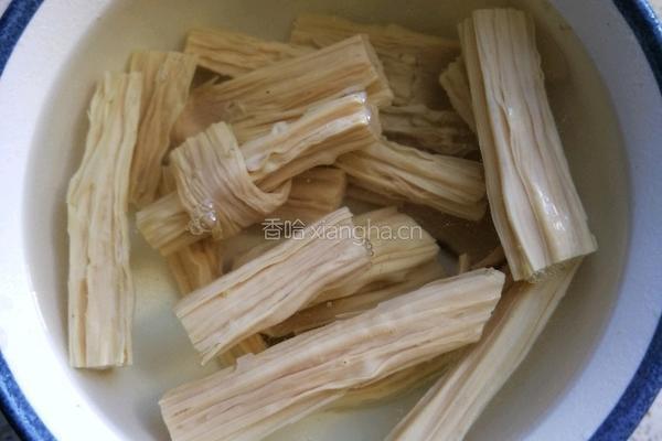 腐竹拌茼蒿的做法图解8