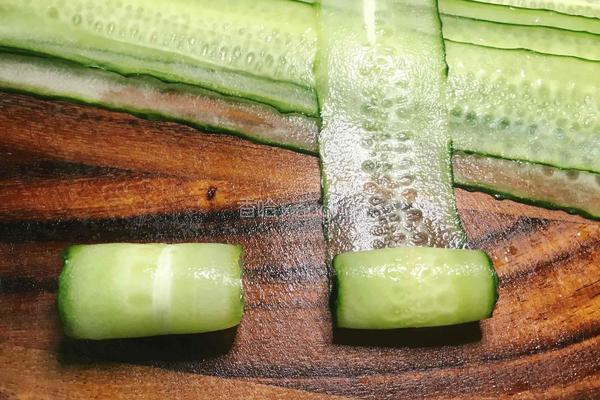 翡翠黄瓜卷　的做法图解5