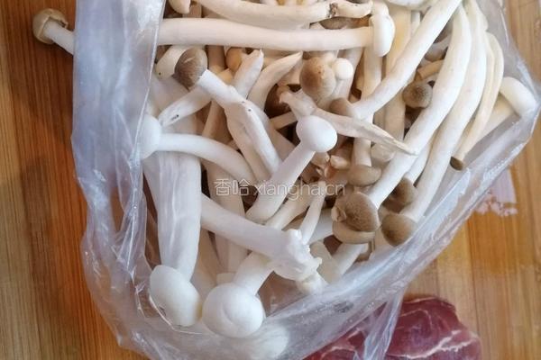 小炒蟹味菇瘦肉的做法图解1