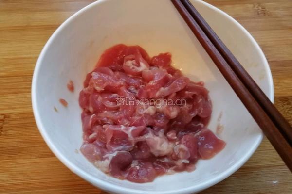 小炒蟹味菇瘦肉的做法图解3