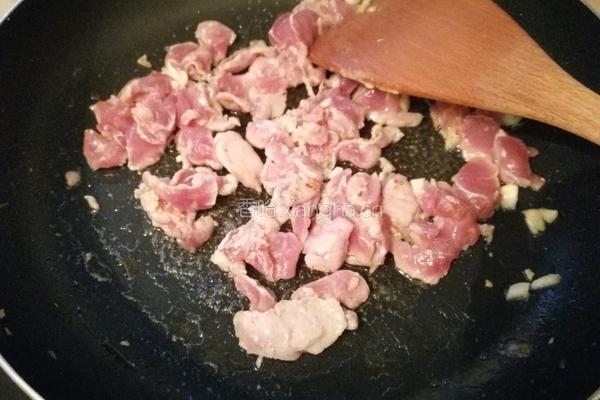 小炒蟹味菇瘦肉的做法图解4
