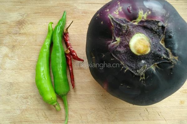 凉拌香辣茄子的做法图解1
