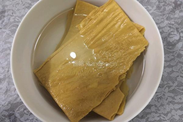 凉拌豆腐皮的做法图解1