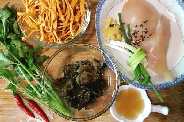 虫草花拌鸡胸肉的做法图解1