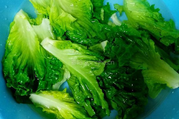 蒜蓉白灼生菜的做法图解1