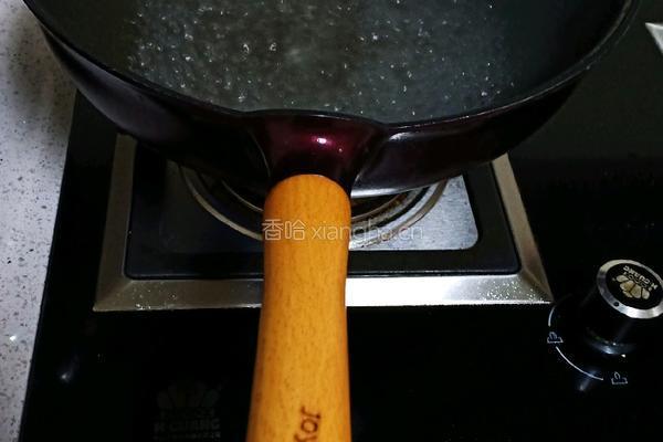 蒜蓉白灼生菜的做法图解3