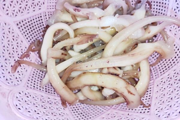 辣椒炒鱿鱼须的做法图解2