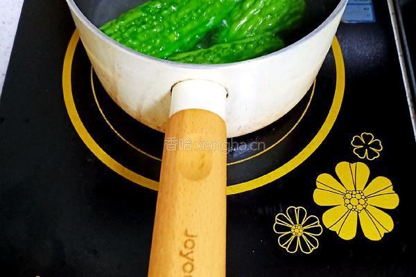 香蕉苦瓜卷的做法图解3