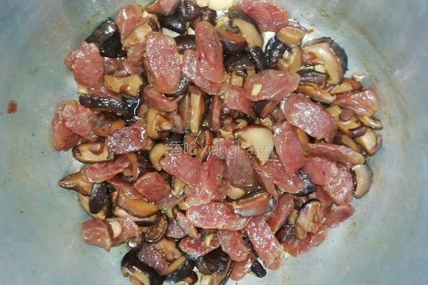 糯米腊肠香菇饭的做法图解4