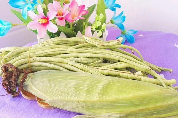玉米炒豇豆的做法图解1