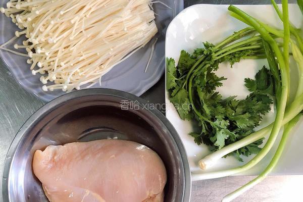 泡椒蒸鸡片的做法图解1