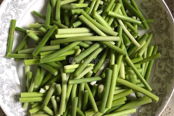 蒜苔炒鳝鱼的做法图解2