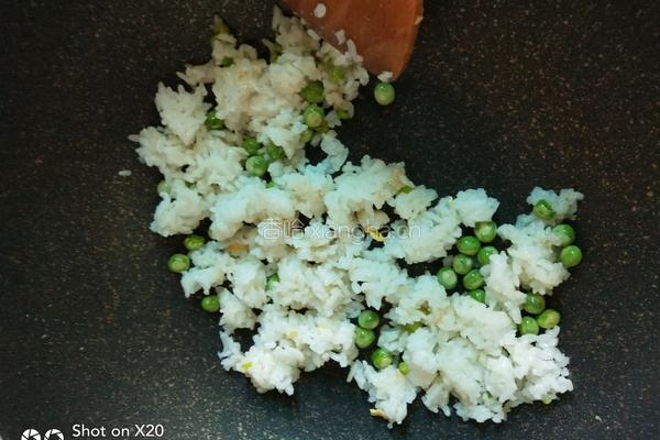 番茄豌豆炒饭的做法图解3
