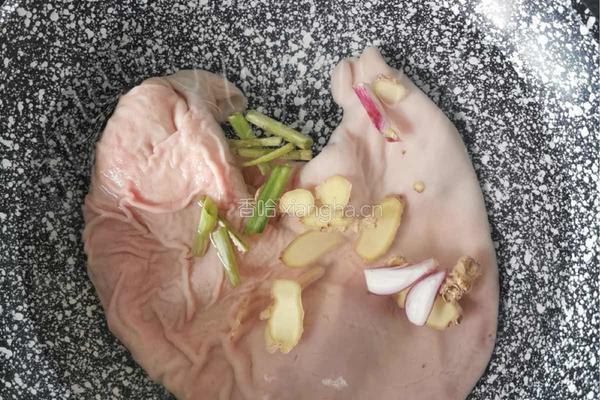 苦藠猪肚鸡汤的做法图解2