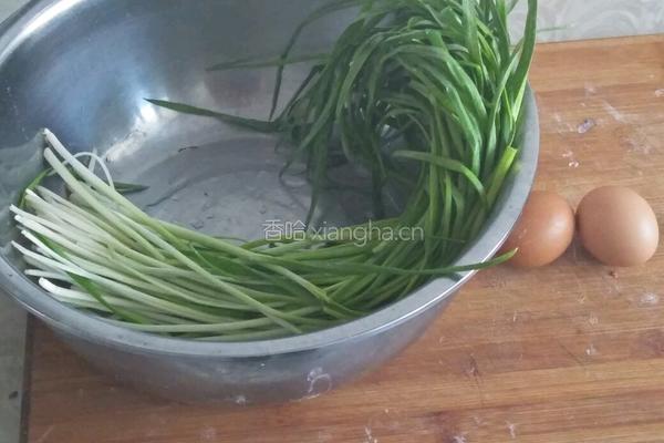 蒜苗炒鸡蛋的做法图解1