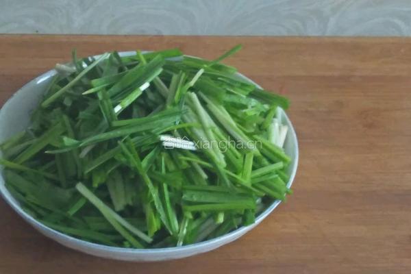 蒜苗炒鸡蛋的做法图解2