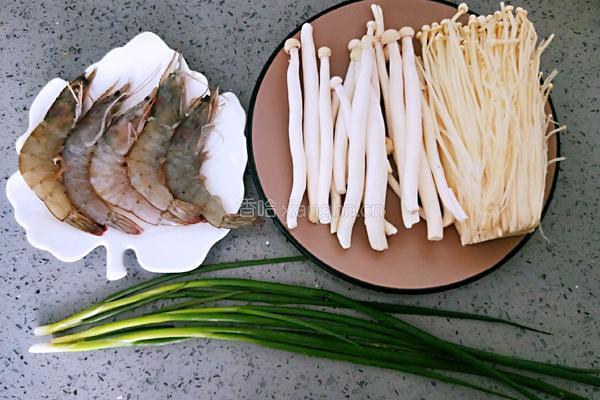 菌菇鲜虾汤的做法图解1
