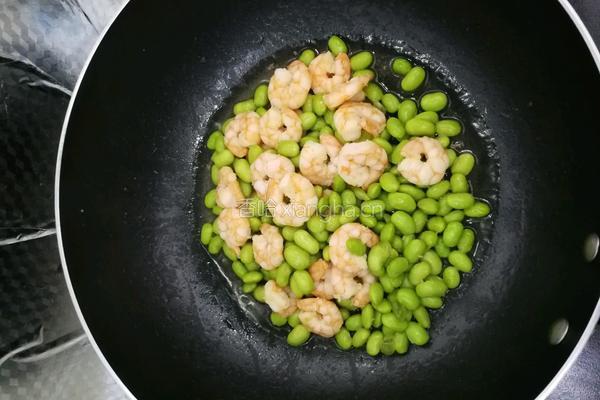 毛豆炒虾仁的做法图解5