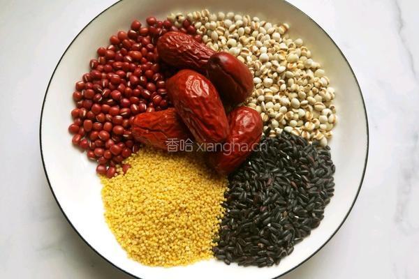 红豆薏仁小米粥的做法图解2
