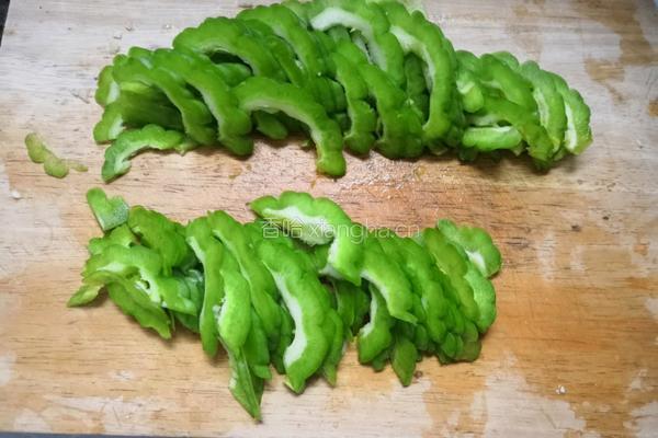 咸蛋黄炒苦瓜的做法图解1