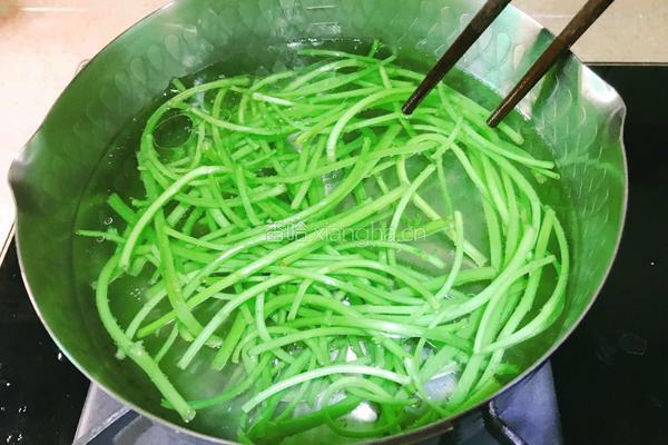 金枪鱼拌茼蒿杆的做法图解6