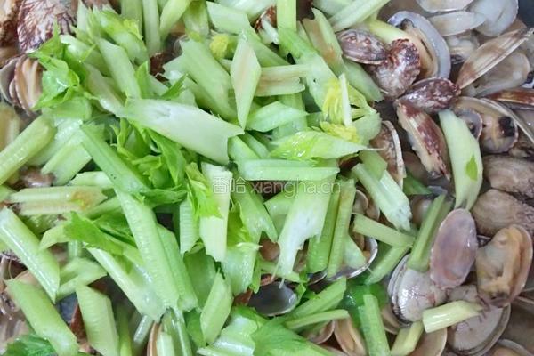 蛤蜊炒芹菜的做法图解6
