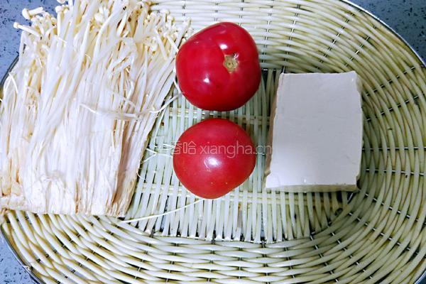金针菇番茄豆腐汤的做法图解1