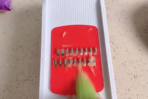 凉拌莴笋的做法图解1