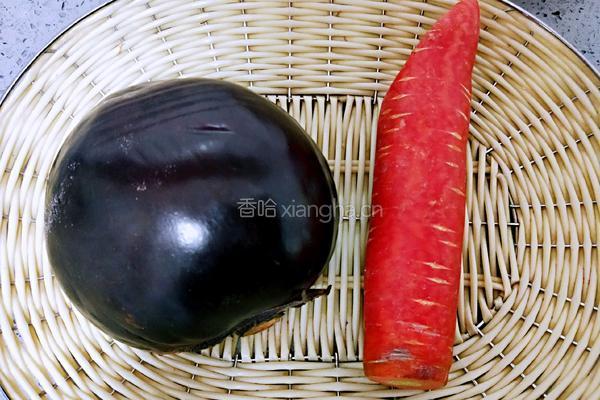 红萝卜蒸茄子的做法图解1