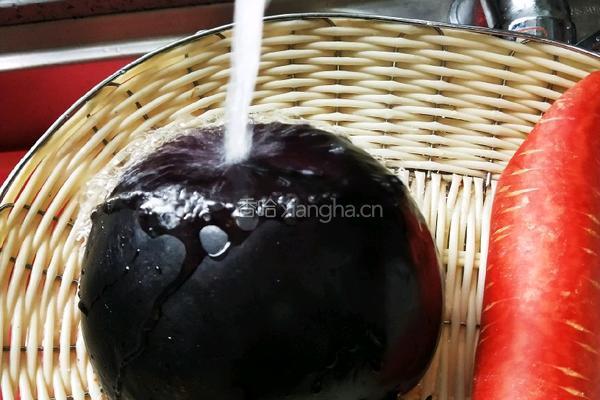 红萝卜蒸茄子的做法图解2