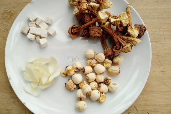 茯苓姬松茸排骨汤的做法图解1