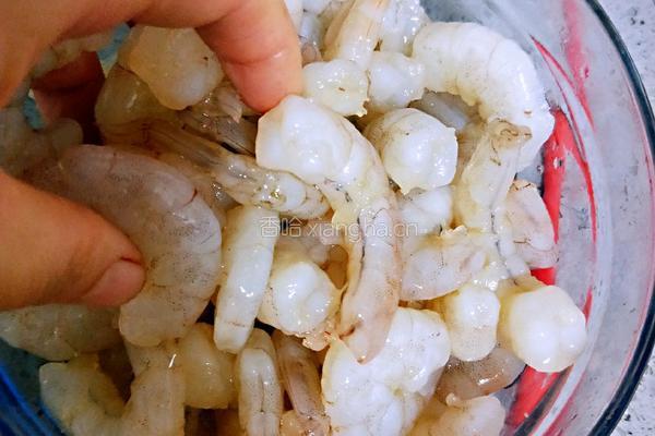 彩椒炒虾仁的做法图解1