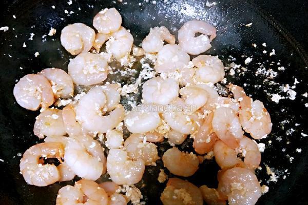 彩椒炒虾仁的做法图解12
