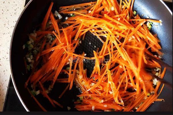 胡萝卜丝炒绿豆芽的做法图解6