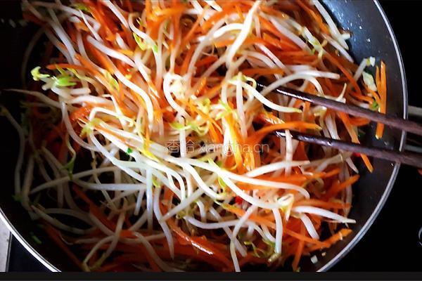 胡萝卜丝炒绿豆芽的做法图解8