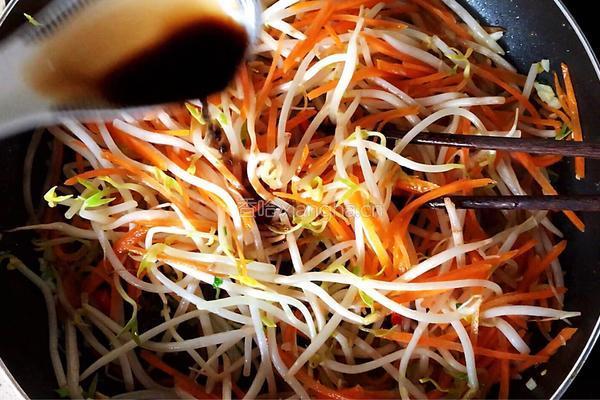 胡萝卜丝炒绿豆芽的做法图解9