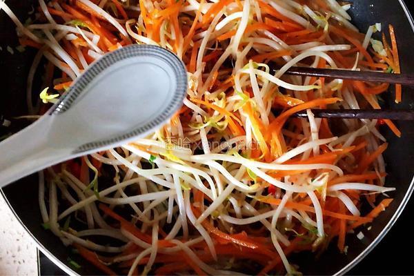 胡萝卜丝炒绿豆芽的做法图解10