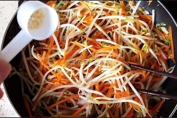 胡萝卜丝炒绿豆芽的做法图解12