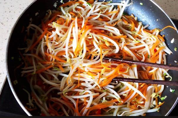 胡萝卜丝炒绿豆芽的做法图解13