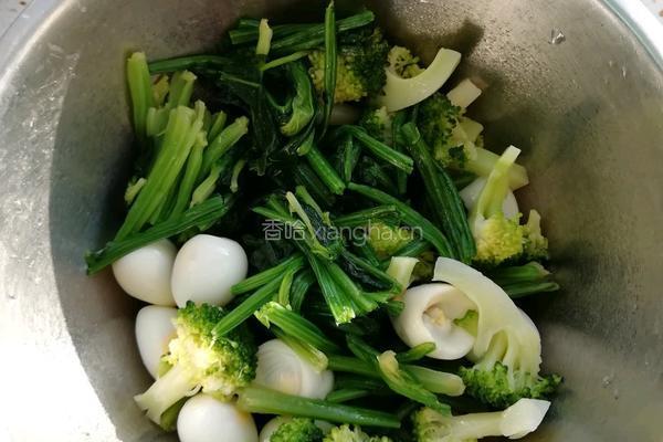 凉拌菠菜鹌鹑蛋的做法图解4
