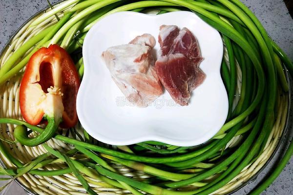 蒜薹炒肉的做法图解1