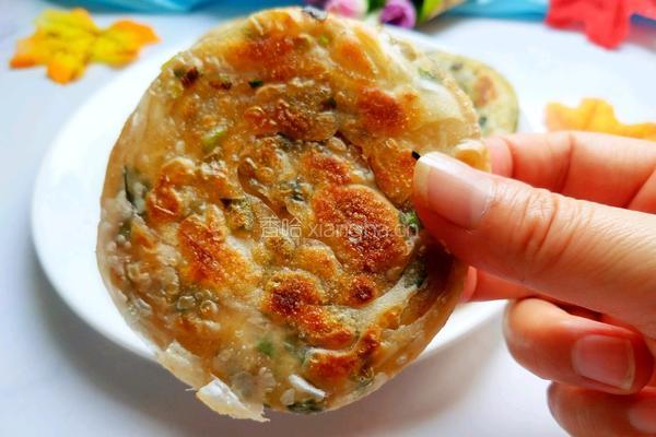 饺子皮葱油饼的做法图解1