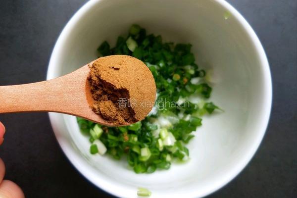 饺子皮葱油饼的做法图解5